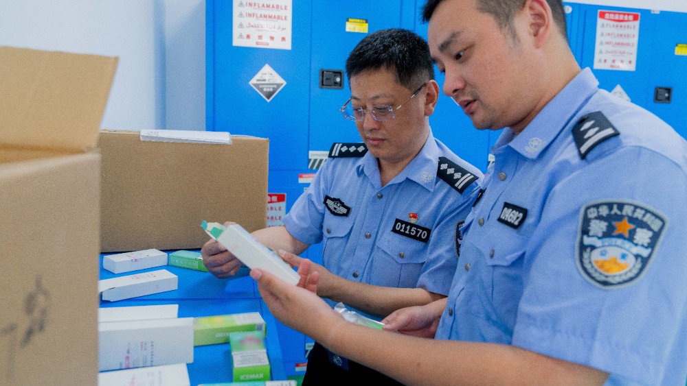 门店真假混卖牟取暴利！上海浦东警方捣毁假冒品牌电子烟窝点