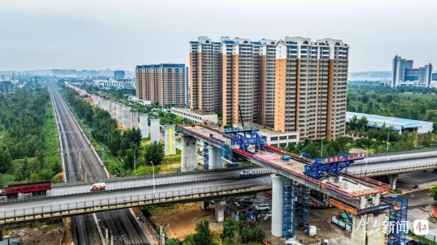 延榆高铁首个跨城市道路连续梁顺利合龙