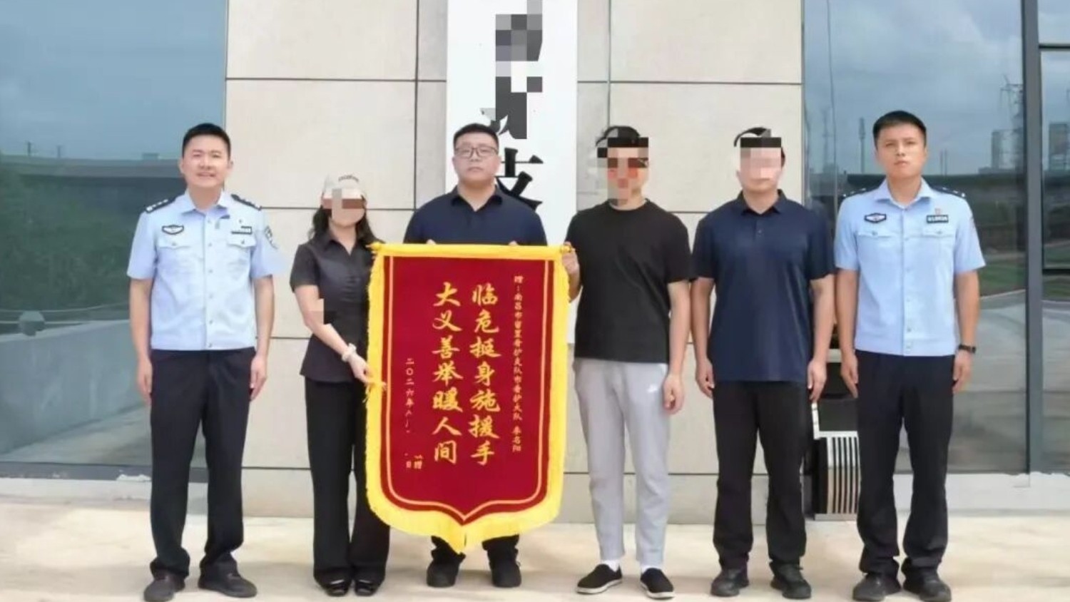轿车深夜突发自燃 南昌市公安局辅警李名阳秒出手上演紧急救援