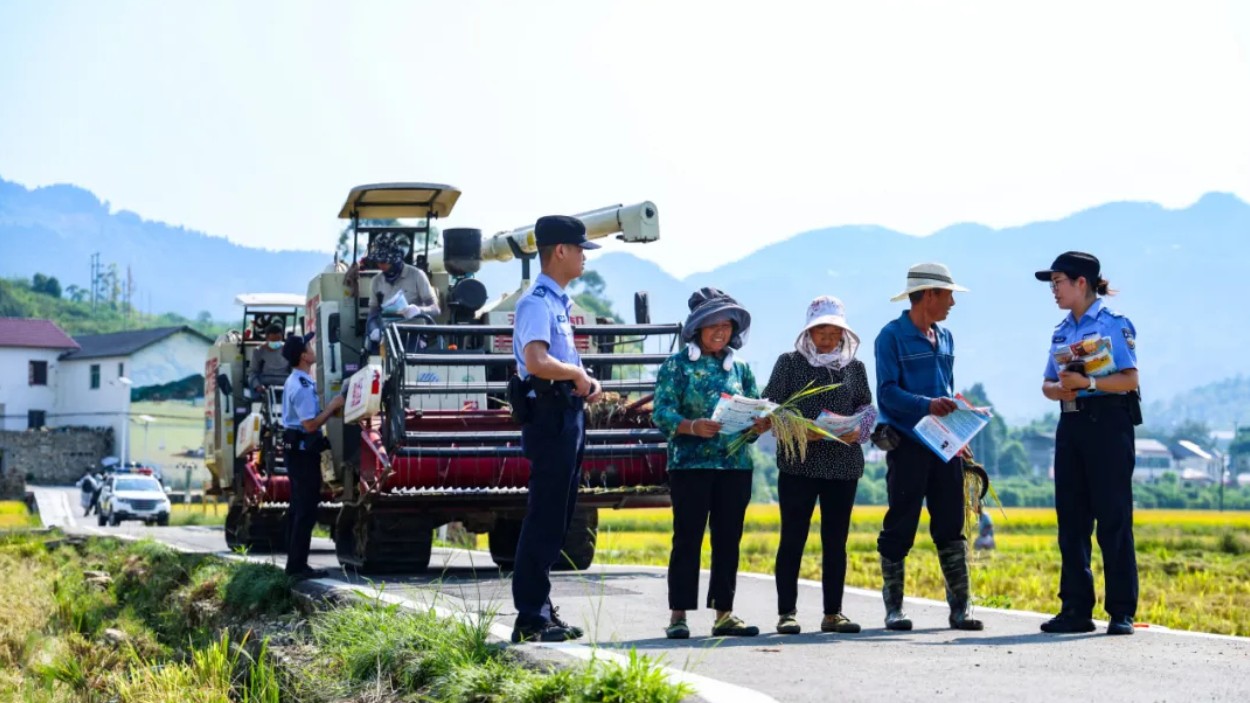 内江公安：田间警务护秋收 守护粮农“丰收果”