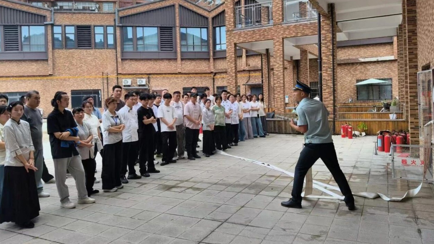 景德镇市综合性专业抢险救援支队走进陶阳里历史文化旅游区开展消防安全培训