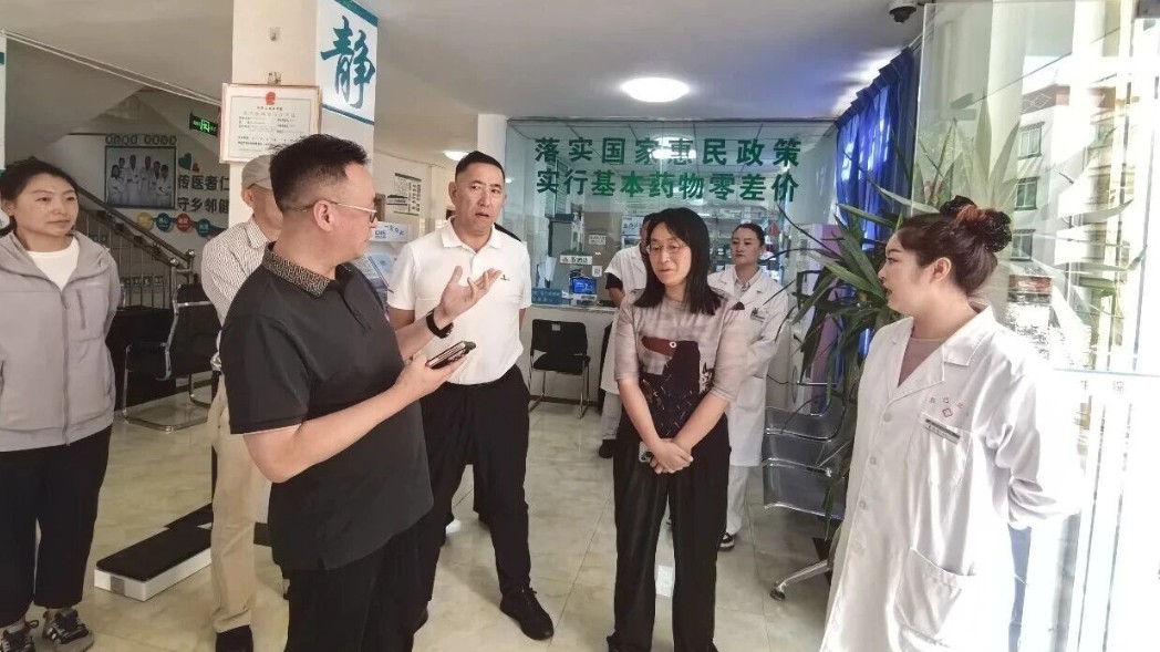 甘孜州卫生健康委党委书记邓薇赴丹巴县调研卫生健康工作