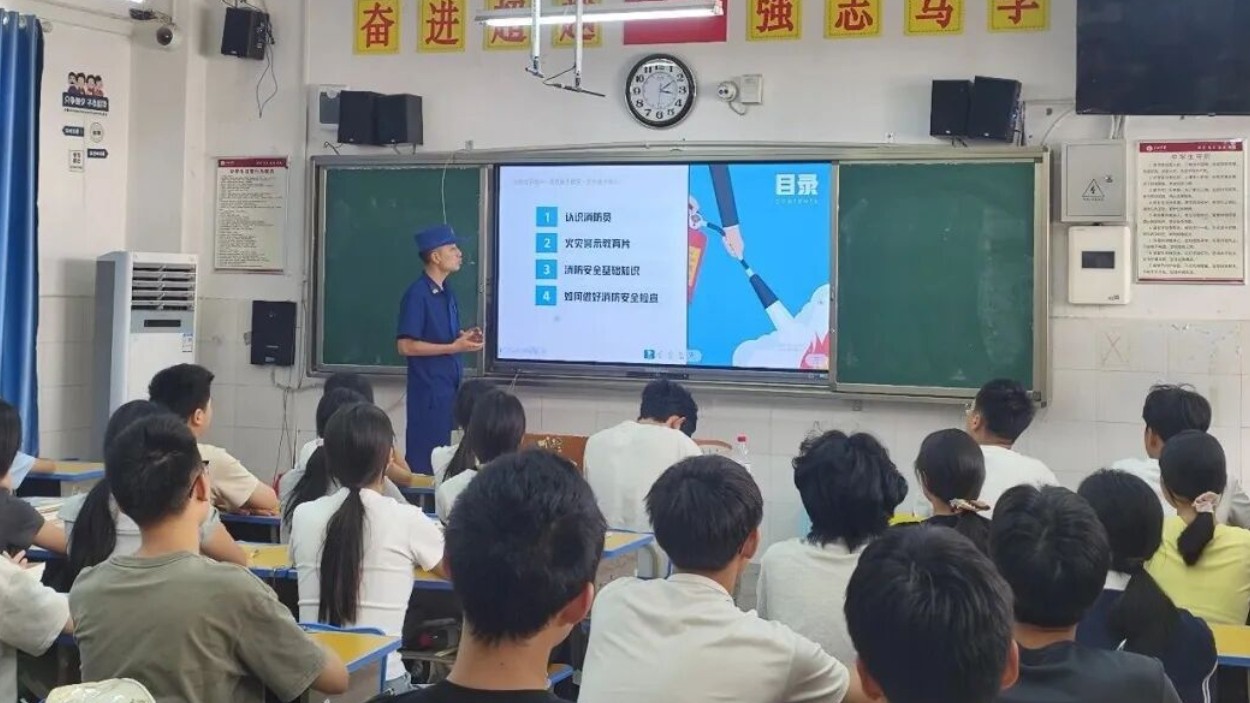 万源市各学校开展“开学第一课”