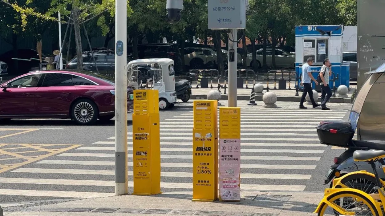 成都一地铁口充电宝扎堆占道影响通行？记者实测来了