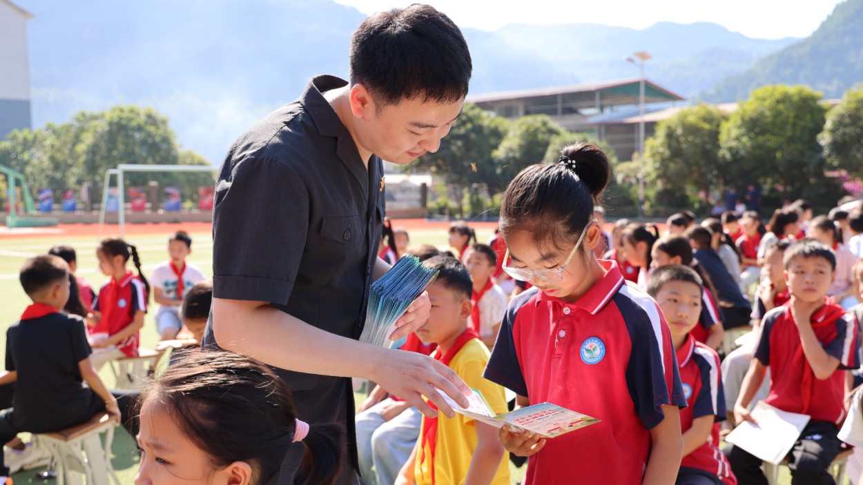 法护“未”来 四川南江法院把法治“开学第一课”送进两所校园