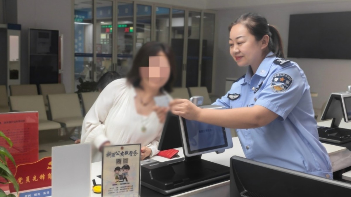 新疆阿克苏市公安局出入境管理大队：打破预约时限靠前服务为紧急出行群众办证