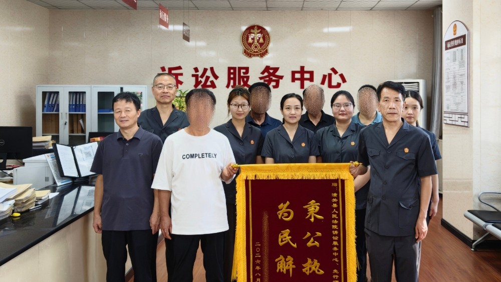 潼关县法院：先行调解化民忧 锦旗灼灼映初心