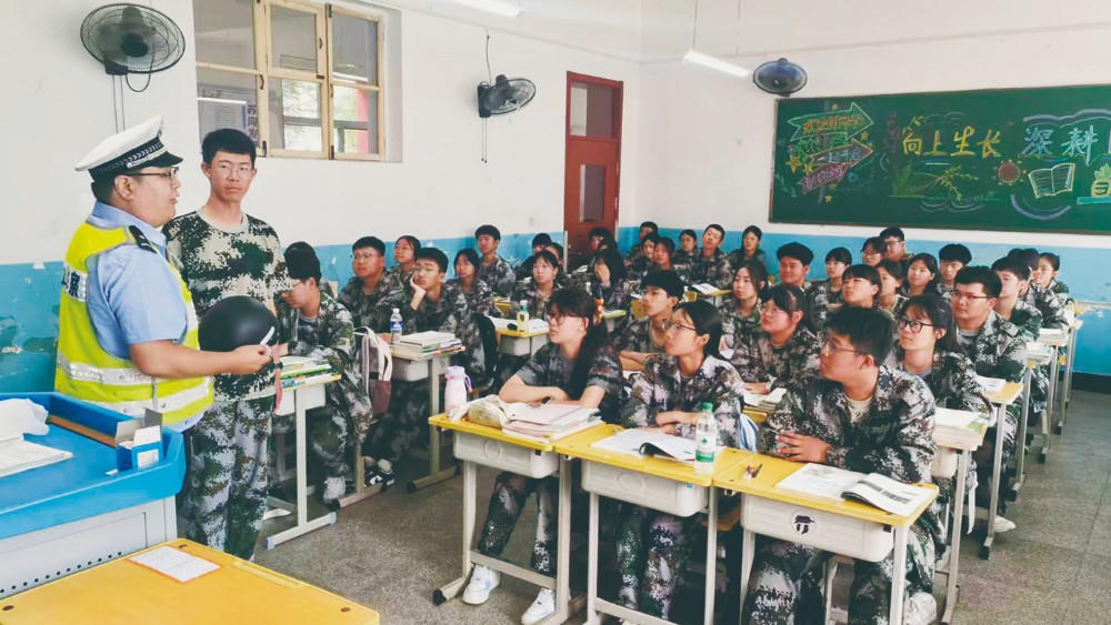 齐齐哈尔： 拜泉县公安局交通管理大队交通宣讲入校园 文明交通记心间