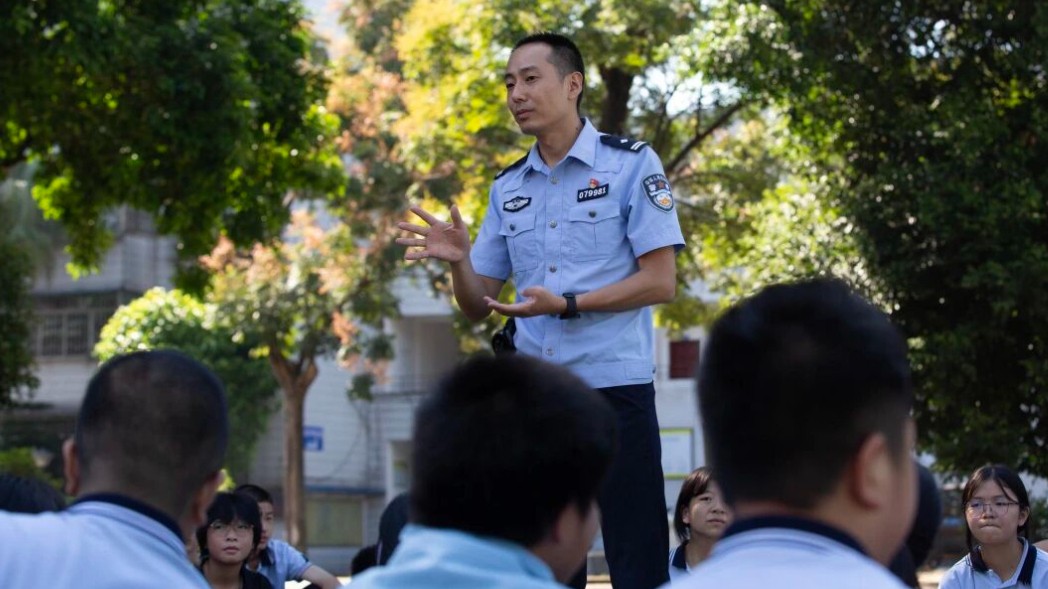 公检法齐上阵，法治安全进校园