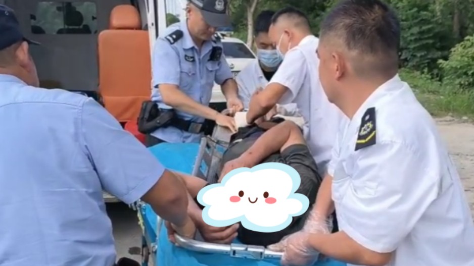 一男子醉卧人行道，民警及时救助送医治疗