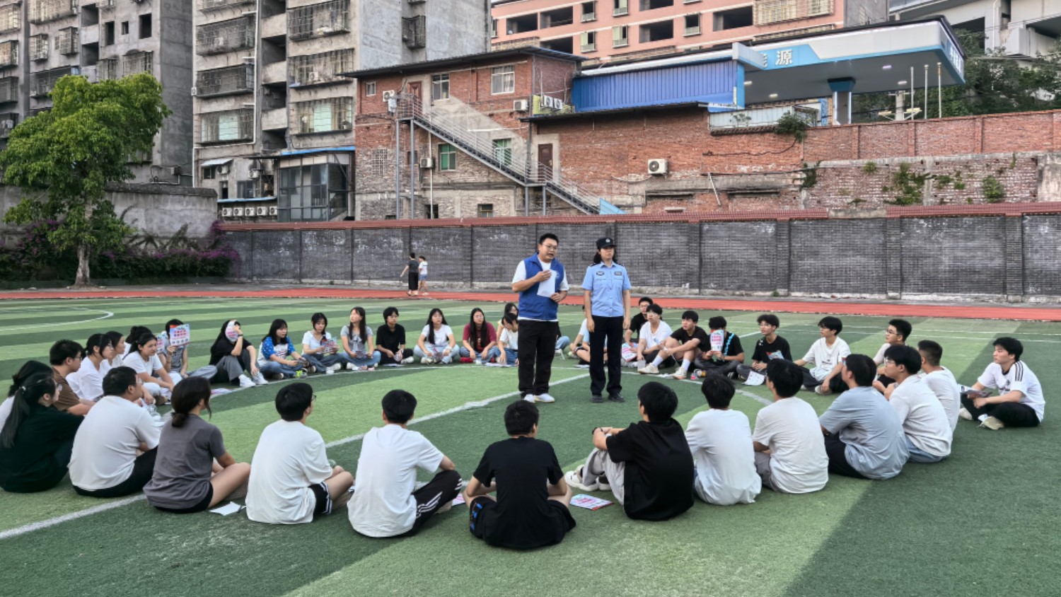 草坪普法零距离 禁毒宣讲进课堂 护航无毒青春向阳成长