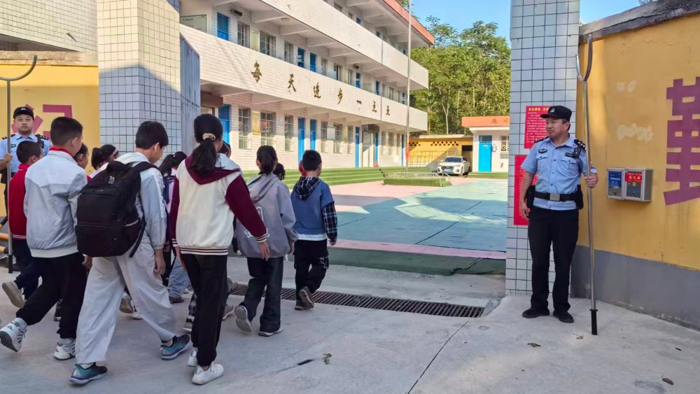 商州公安：开学护航正当时 藏蓝守护启新程