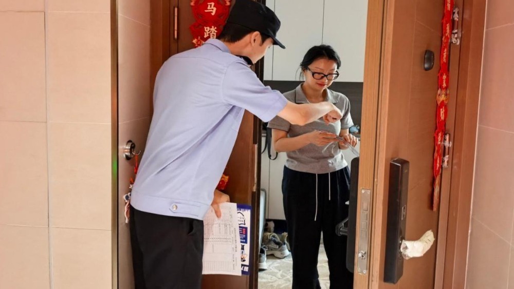 吴忠市利通区文萃社区：警社联动齐发力 反诈知识“敲”进家门