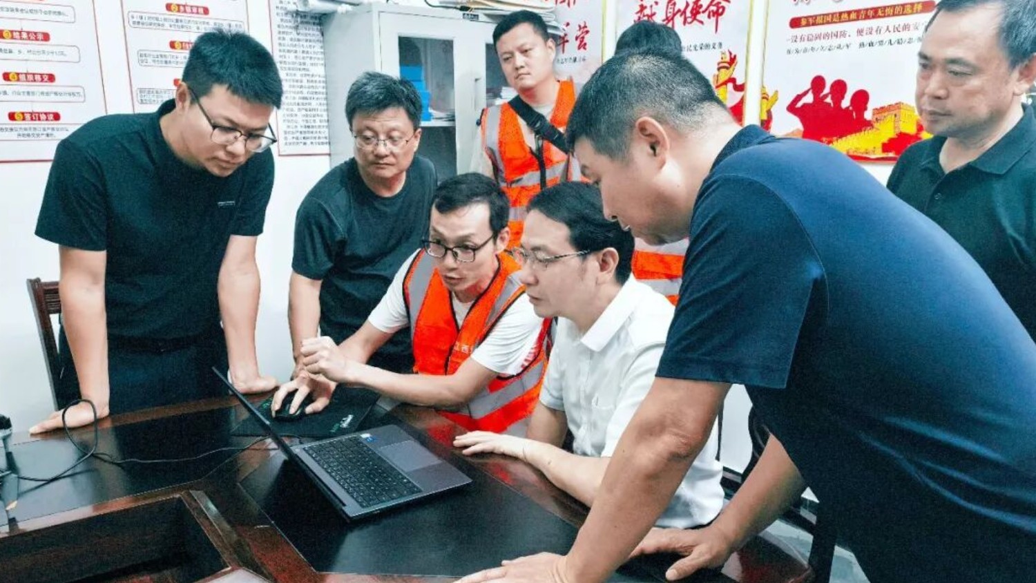 赣州市委书记黄喜忠在上犹五指峰地质灾害现场调度抢险救灾工作