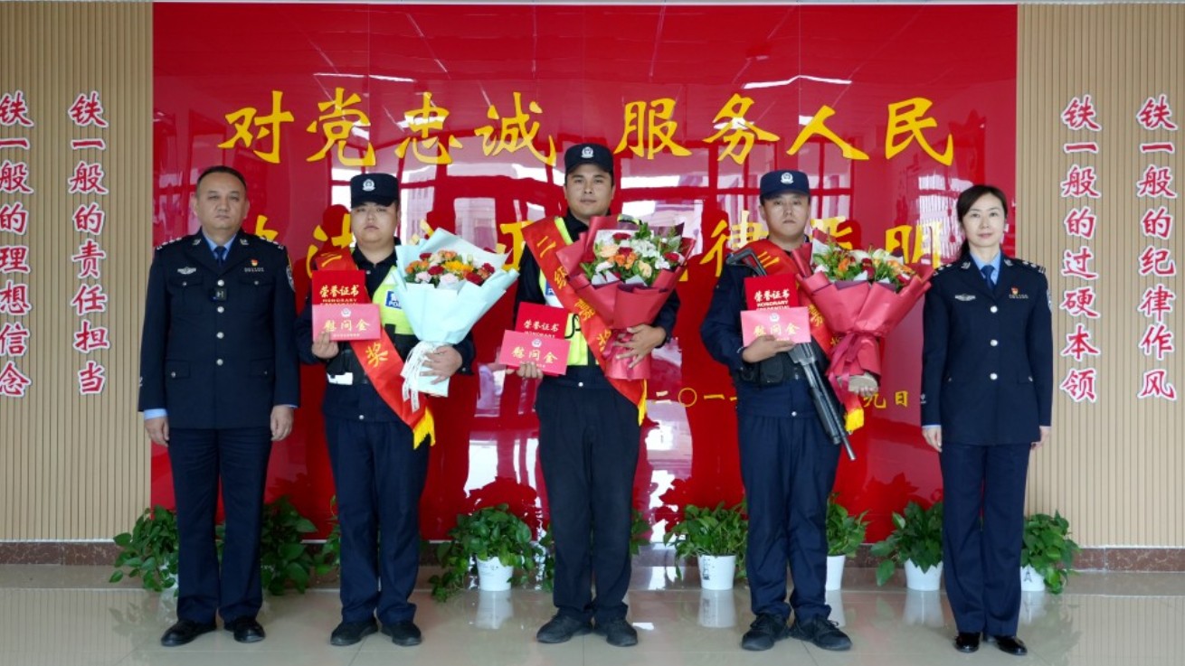 新疆伊宁市公安局“送奖到岗”表彰“8·31紧急救援”三名辅警