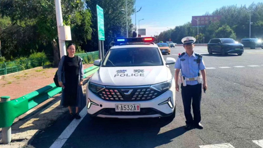 盖章跑腿、警车送机、街头包扎，公安交管：群众小事都是心头大事