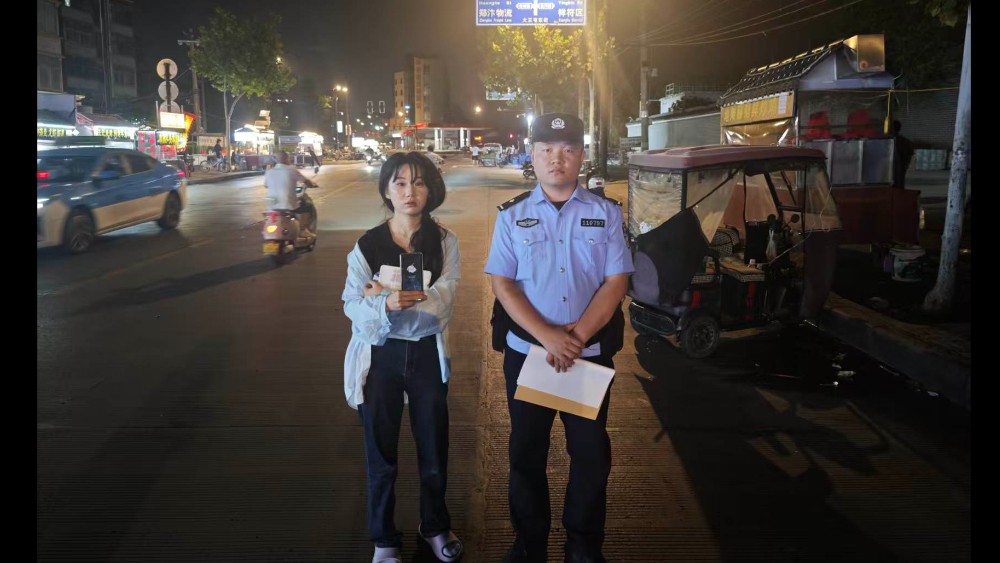 河南开封：深夜警灯暖民心