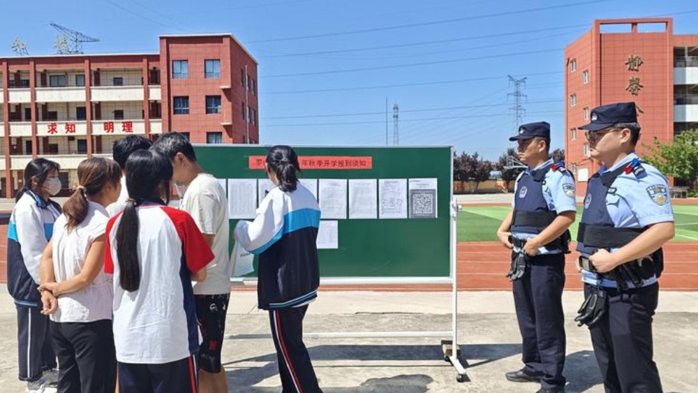 藏蓝守护“课”不容缓 华阴市公安局全力护航秋季平安开学