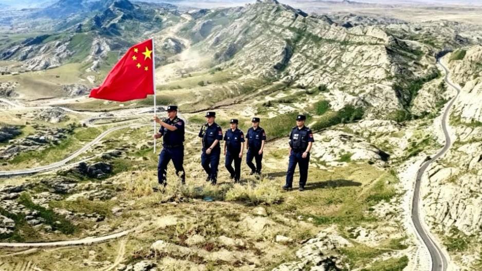 移路护行“枫”警美 温情护旅暖边疆
