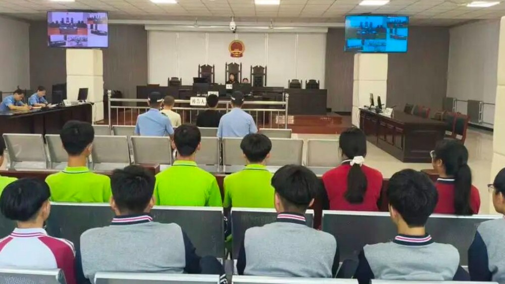 庭审“小观众”上线 警法联动解锁开学法治新课堂