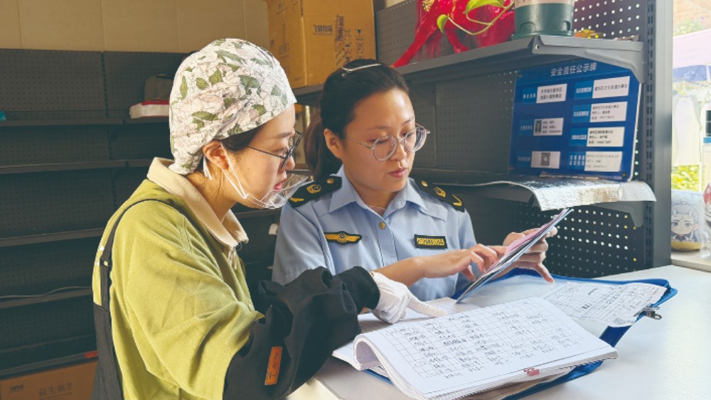 齐齐哈尔： 师范学校附属小学周边商家接受检查