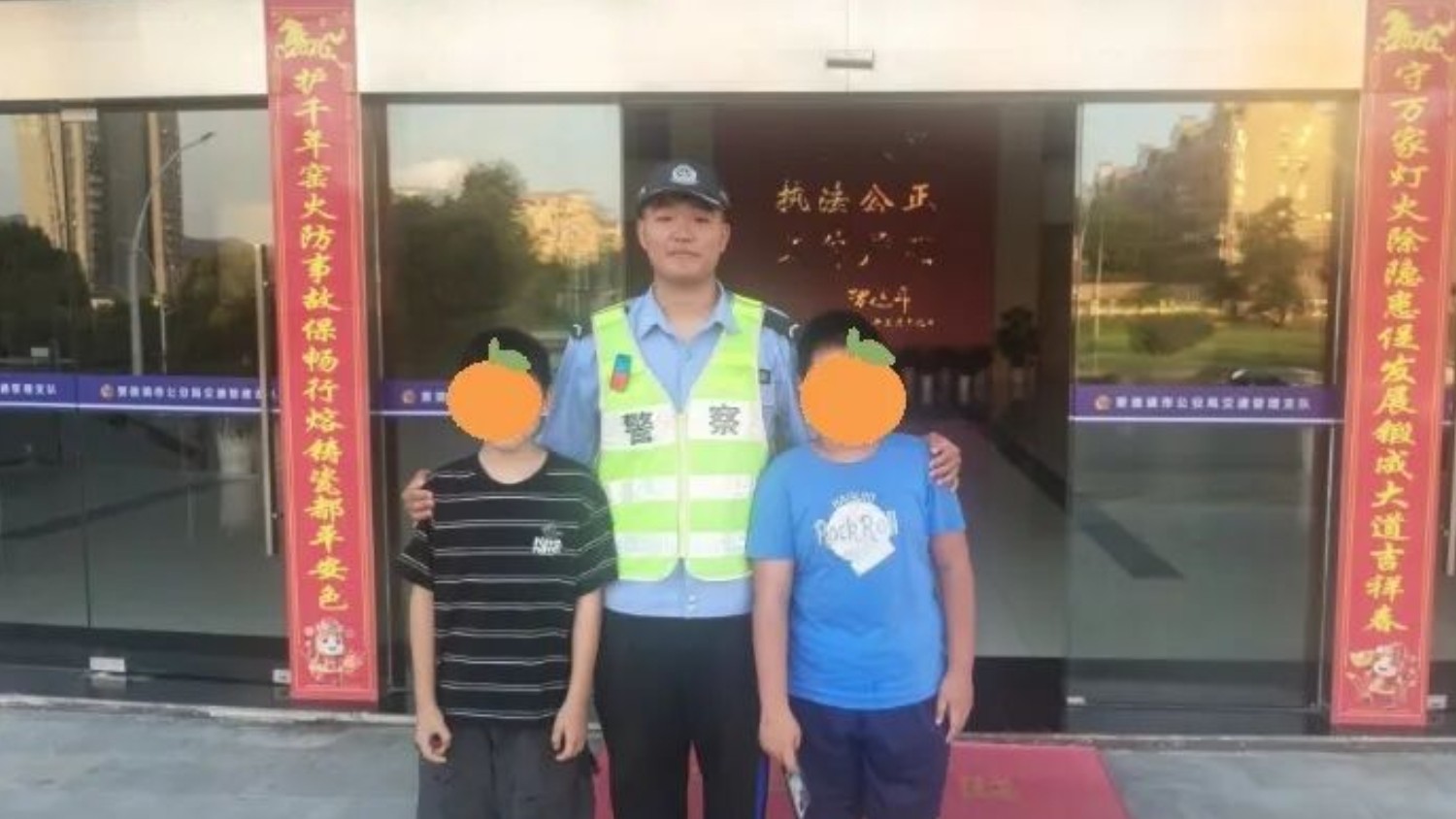 少年街头迷路求助 景德镇交警铁骑贴心守护助其寻亲
