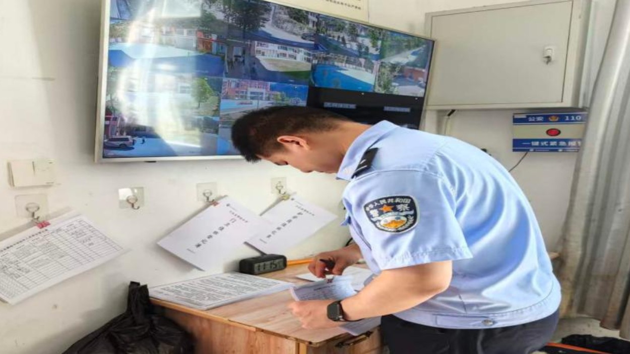 社区派出所深入樊哙中学开展安全专项检查筑牢校园安全防护网