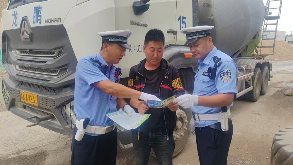 紧盯水泥罐车盲区、超速等隐患｜哈市公安交管部门上门为驾驶人上“安全课”