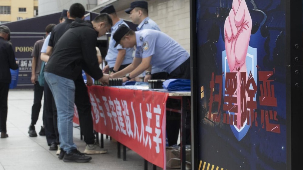 街头普法话平安 全民聚力除黑恶