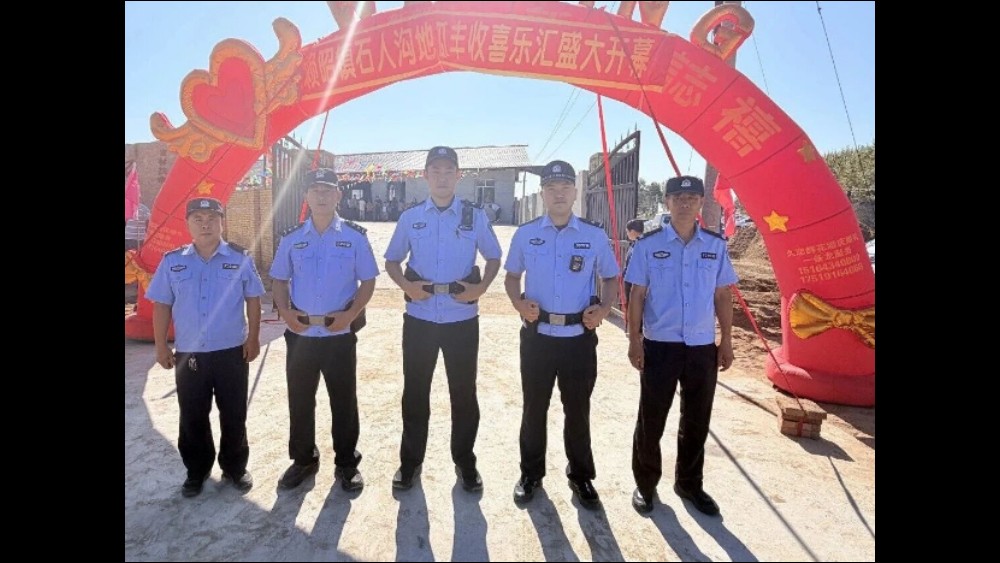 丰收现场 “警” 色相伴 吉林扶余公安陶赖昭派出所安保执勤与扫黑除恶宣传同频共振