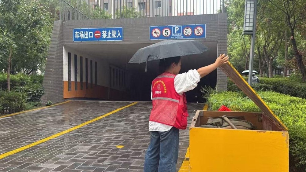 银川市兴庆区康平社区：闻“汛”而动织密防护网 逆雨前行筑牢安全堤