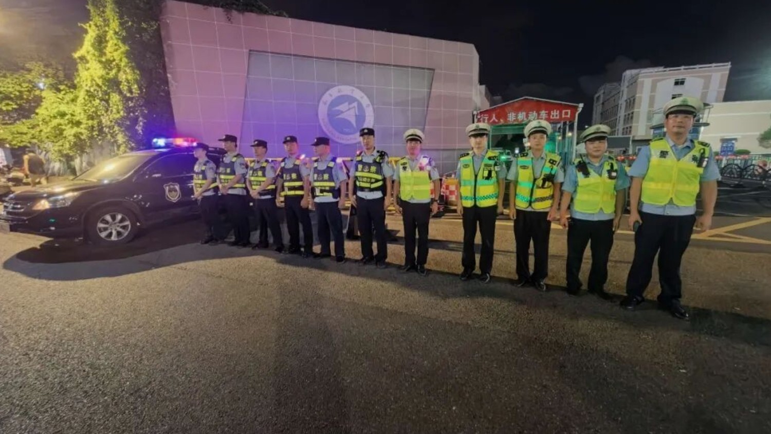 多警种联合出击 南昌交警严查“飙车炸街”交通违法行为