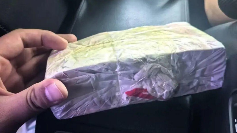 菏泽民警与骗子“赛跑”！草丛里截获4万现金，现场竟藏3个摄像头