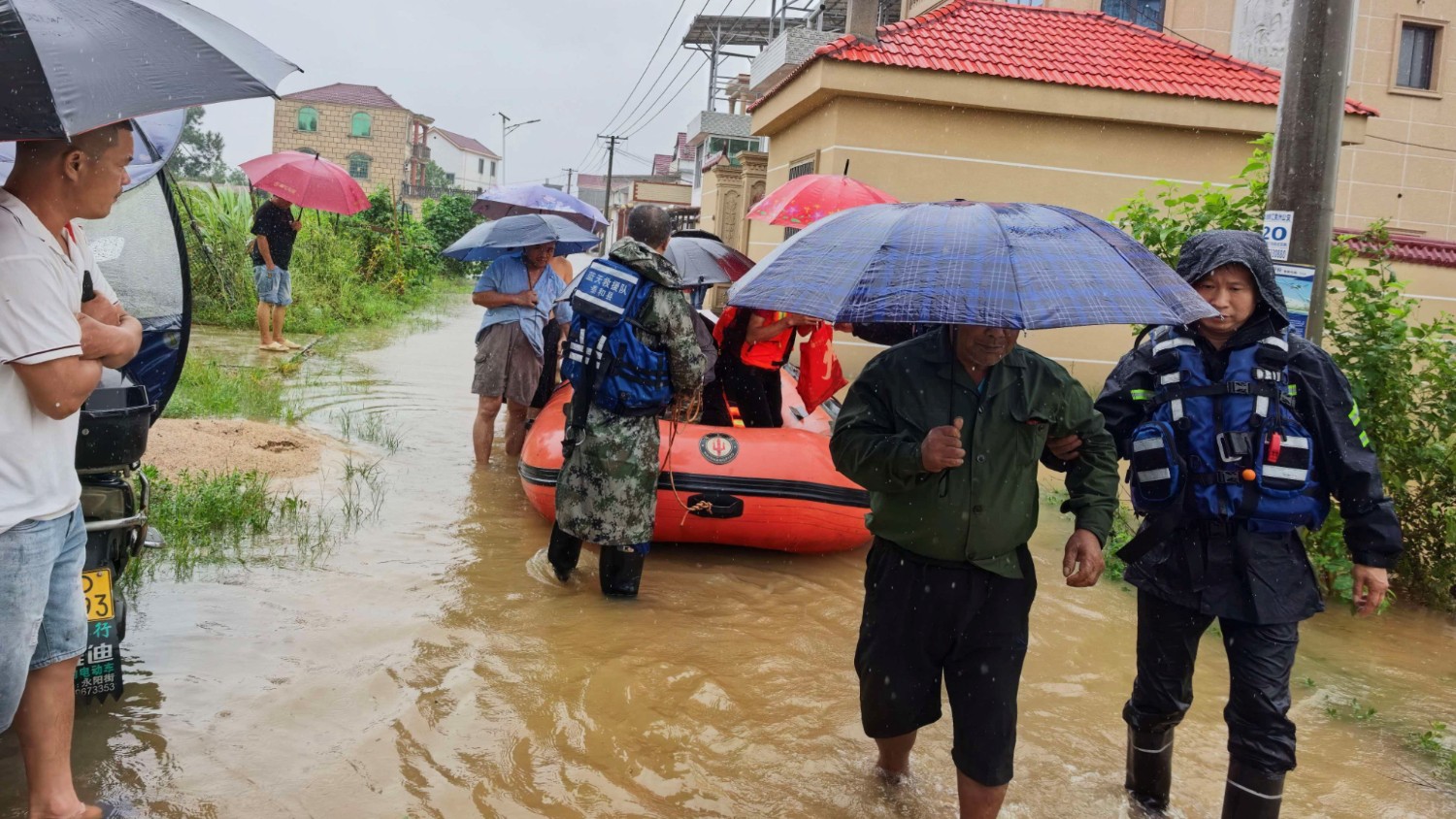 风雨同心护邮路 吉安市邮政管理局带领行业奋力打赢防汛救灾硬仗