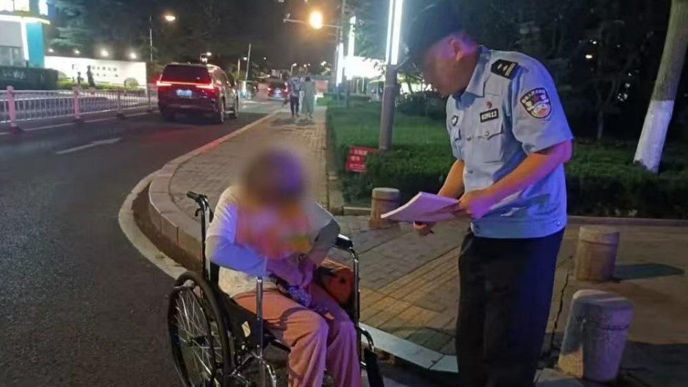 夜色暖人心，崂山民警救助迷路老人