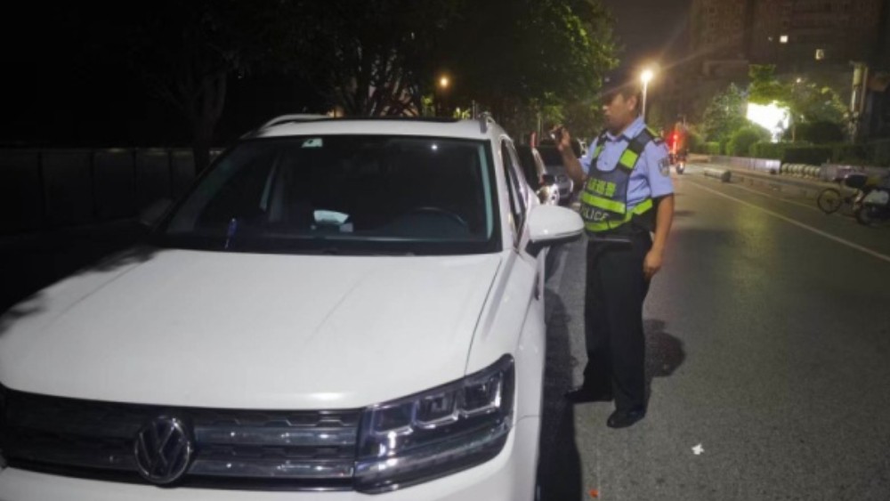 车窗未关财物留置车内 高新特警空地联动守护夜间平安