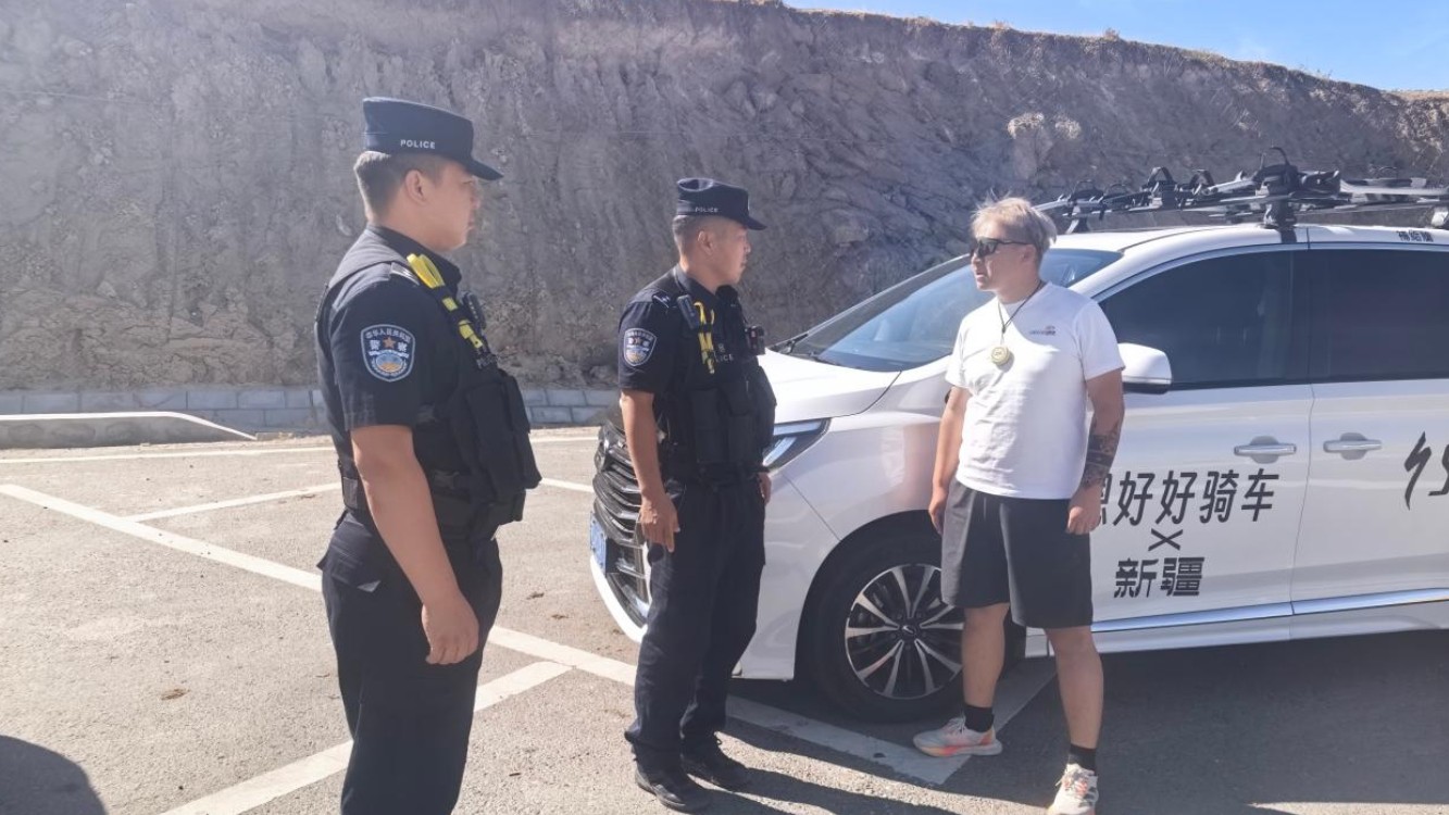 人在景中游  警在身边守