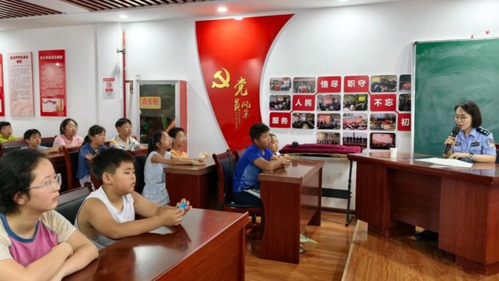 西安高新兴隆派出所联合社区为青少年上“法治第一课”