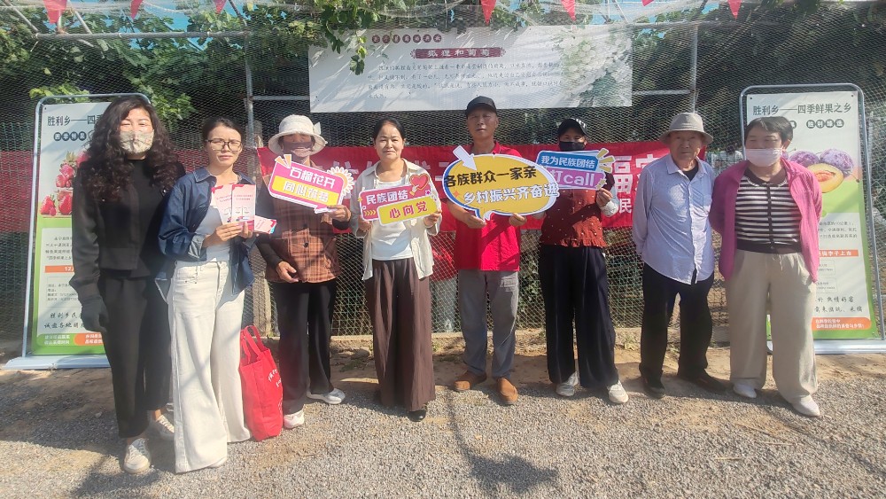青葡甘甜润心田 法治护航团结情