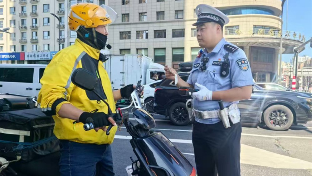 公安交管部门深入路口社区，劝导电动车安全骑行