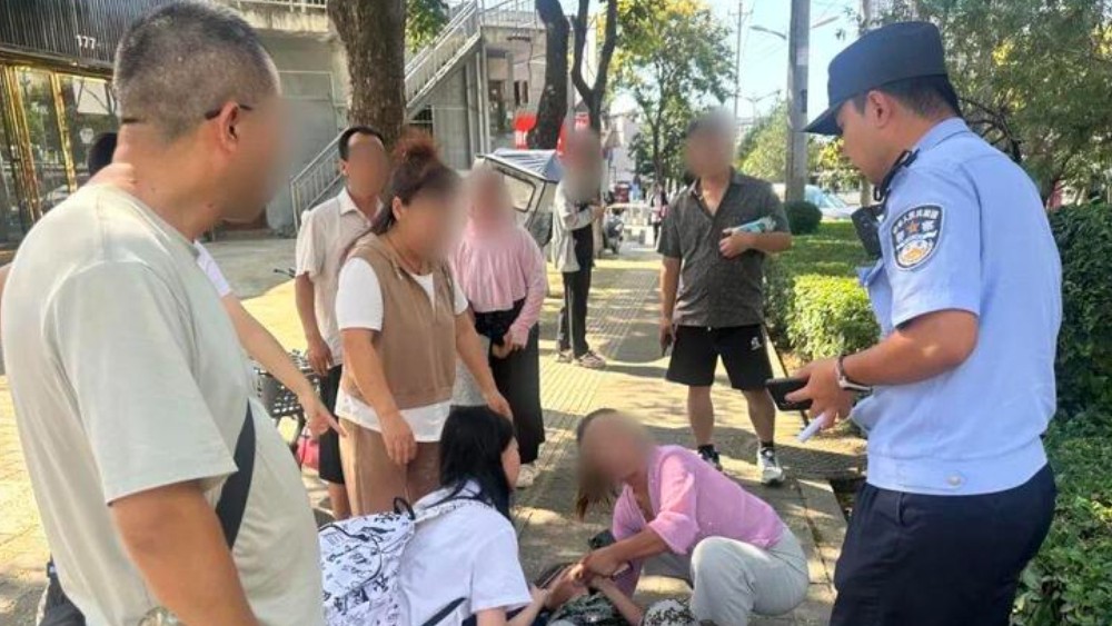 蓝田民警紧急救助街头晕厥女孩