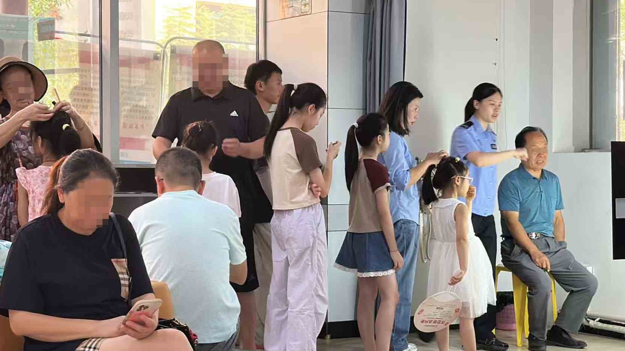 锦旗、感谢信、异国特产——成都沙河派出所“一站式”办证点的暖心服务故事