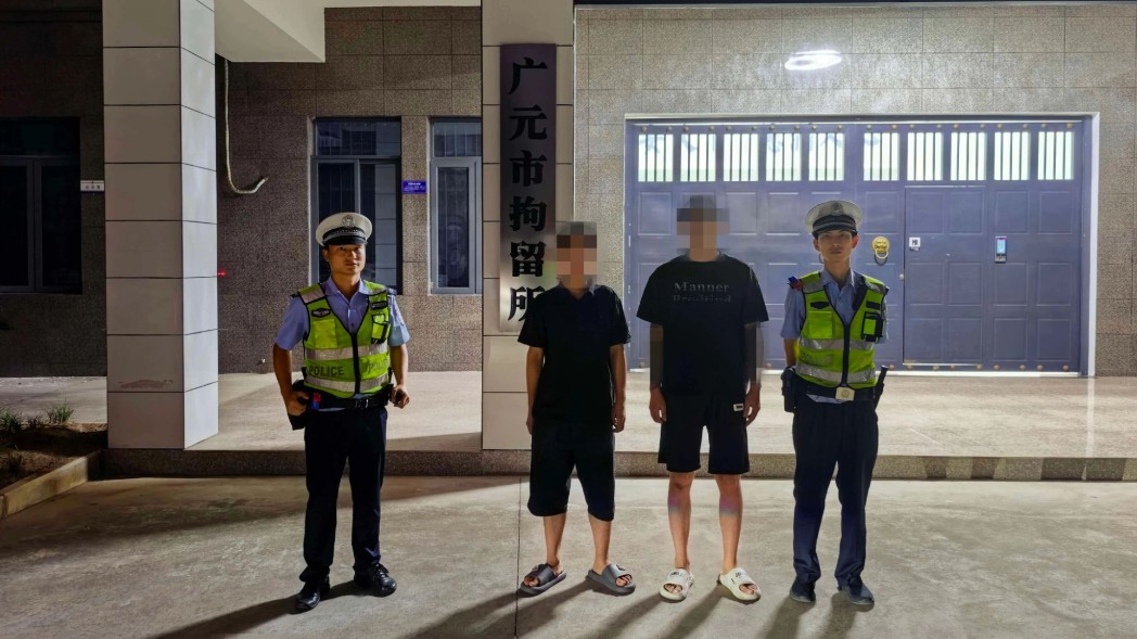 设卡拦截！无证驾驶+伪造号牌，两男子出游变“拘留”