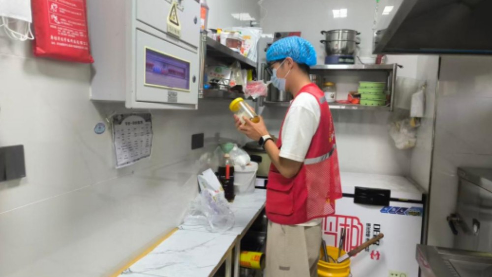 银川市兴庆区康平社区：迎开学排查隐患 护成长筑牢防线
