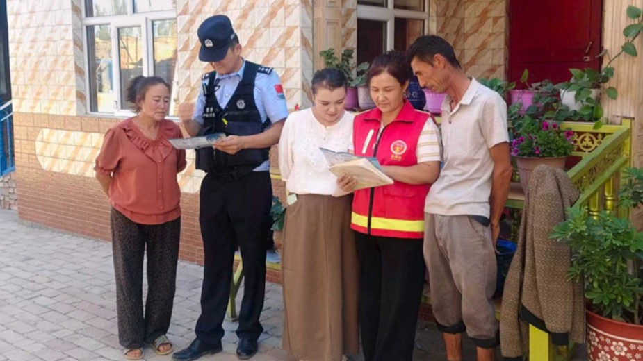 葡萄架下话安全，警民围坐聊反诈