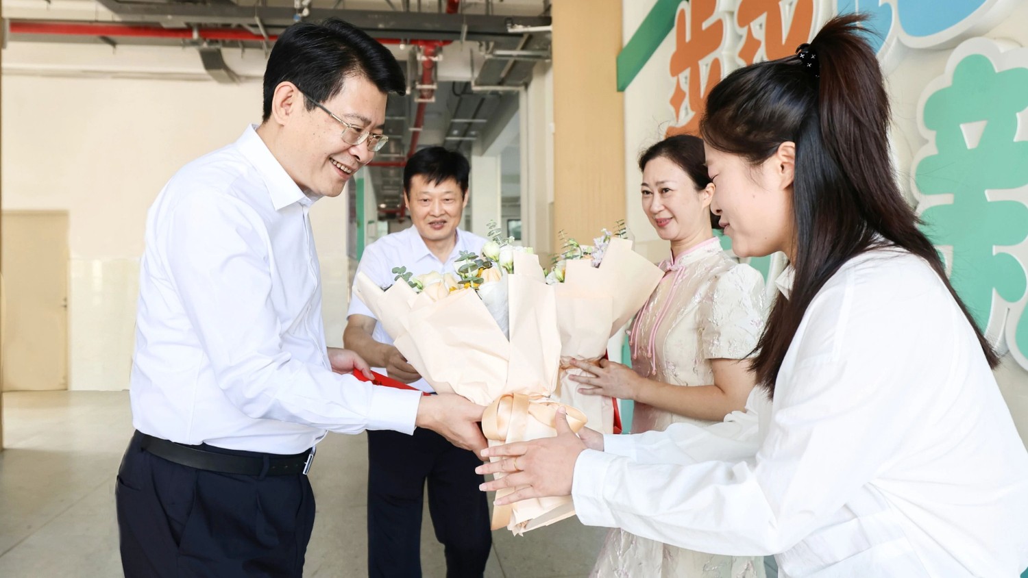 第42个教师节前夕 上饶市领导走访慰问一线教职员工