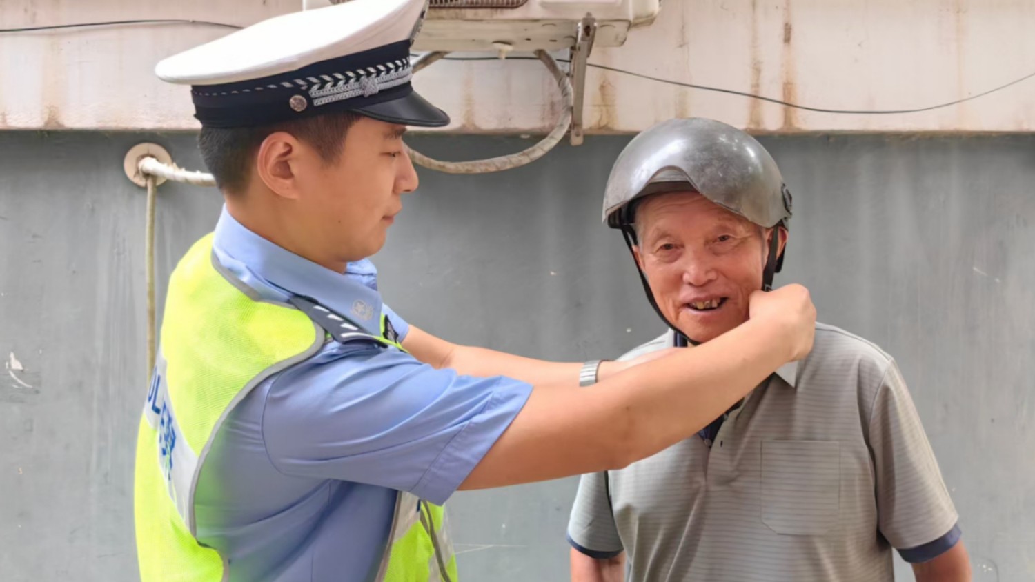 泗县交警宣传进农家院落话安全 戴好安全帽守护出行平安