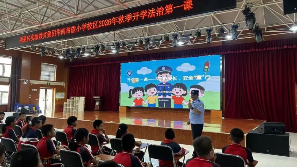 三尺讲台传法理 一身藏蓝护平安