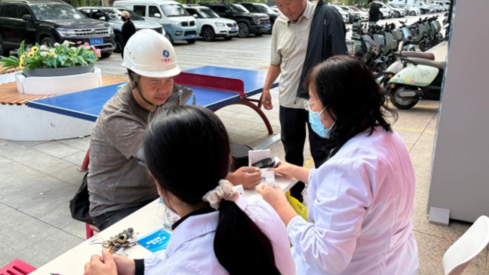 银川市兴庆区东方社区：义诊送健康 暖护劳动者