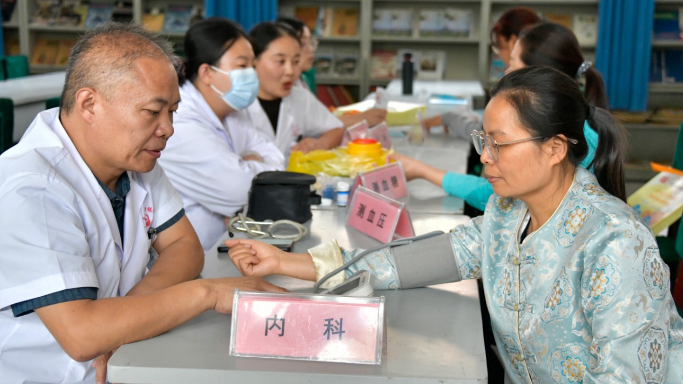 河北省广平县：健康义诊进校园 暖心服务敬师恩